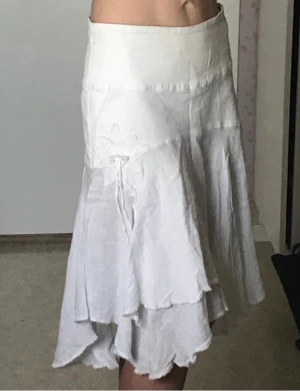 Superfin kjol i linnemix, stl 36 - Superfin kjol i linnemix från svenska ”Branting”  50% linne, 50%bomull   Det står inte storlek, men köptes på second hand som en 36:a Midjemått 78 cm