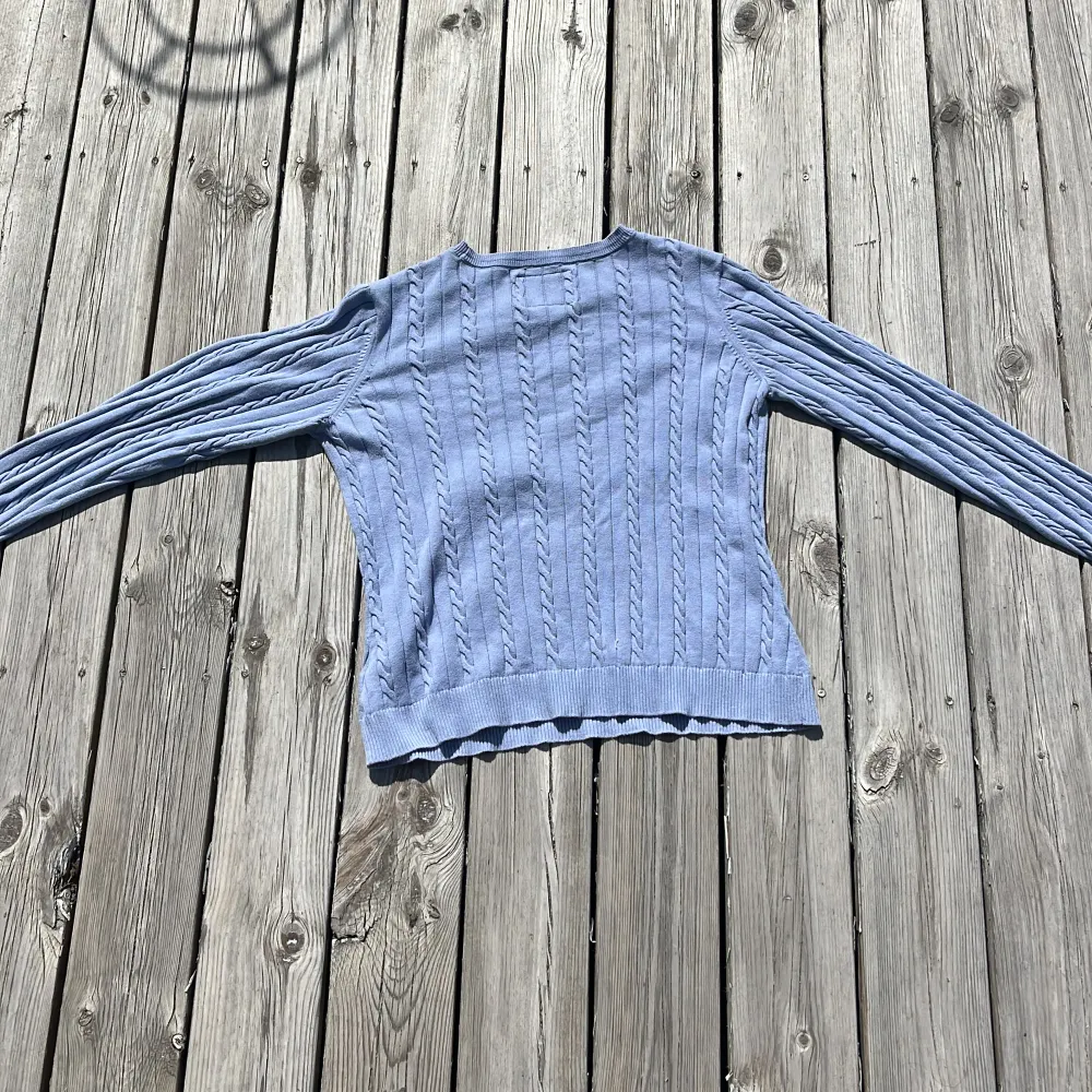 Säljer min stickade blåa tröja från Bondelid. Tröjan är väldigt fin till våren och sommaren och passar perfekt för när man fryser på kvällen. Tröjan har ett litet hål i den ena armhålan (se tredje bilden). Stickat.