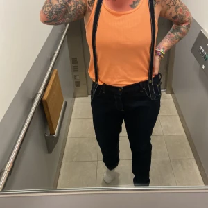 Lee Jeans 💙 - Lee jeans 💙använda en gång!  Avtagbara hängslen. Stl w30 