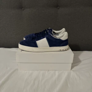 Valentino Flycrew - Valentino Flycrew, EU 42.5 (passar 42.5-44). Toppen skick (avgör själv), enbart 1 nit som saknas. Det som ingår är skor, box och dust bags. Köp nu för 5500 kr. Kontakta mig vid frågor eller funderingar!
