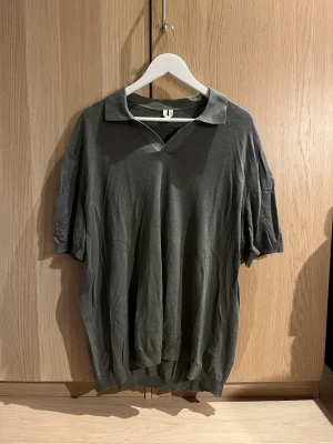 Grön Bomulls linnen T-shirt - T-shirt/piké ifrån ARKET Storlek: XL Anledning: För stor för mig, använder inte tillräckligt mycket!  Skick: 8/10, använd få tal gånger.