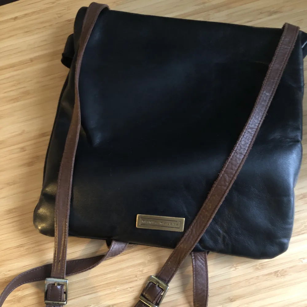 Original leather and suede bag with brown straps. Two inner pockets. Made in Portugal. This backpack fits up to 13,3'' laptop. Dimensions are 35x33 cm. Väskor.