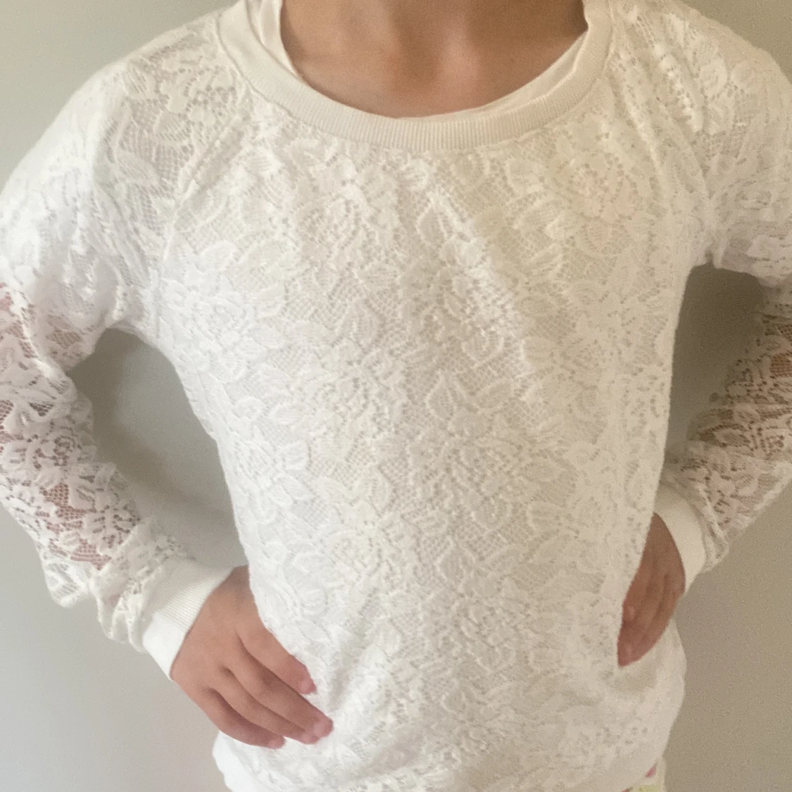 Långärmad spetsig blus  - 91