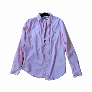 Ralph Lauren Skjorta - En rosa Ralph Lauren skjorta i storlek S, slim fit passform och bra skick! Enbart använd vid två tillfällen. Nypris 899kr