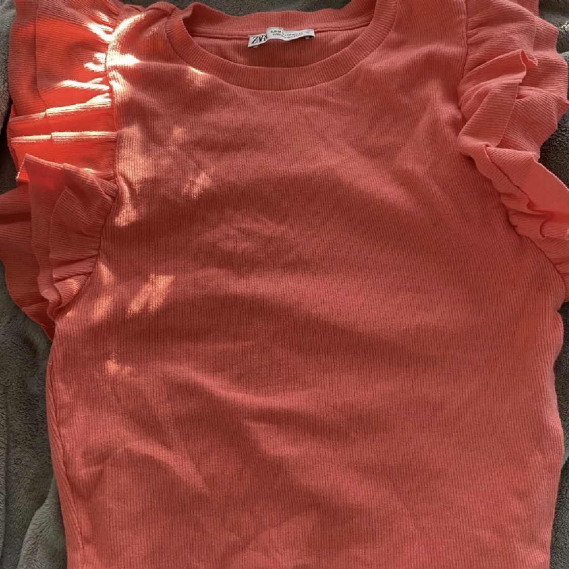 T-shirt med volang - 90