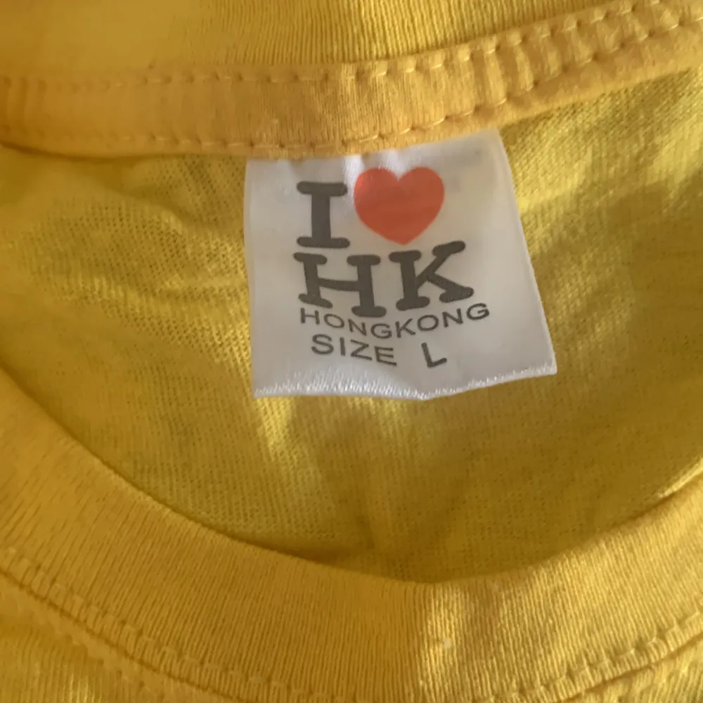 En gul Hongkong tröja köpt på beyond retro 🤟 bra nu inför sommaren och pris kan diskuteras vid snabb affär  Står L men passar mer som en S. T-shirts.