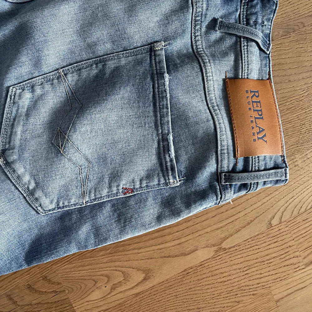 Ett par oanvända replay jeans i modellen anbass som sitter perfekt! Storleken är 31 vilket motsvarar M/L ungefär.  Nypris är 1100kr. Jeans & Byxor.