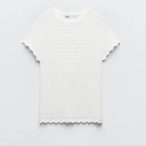 Zara topp  - Säljer nu min stickade topp/t-shirt från zara!🤍 den är endast använd en gång men säljer för att den inte riktigt satt bra på mig. Väldigt luftig och skön nu på sommaren! Den är i storlek S och jag säljer den för 150kr + frakt!🌟🤍