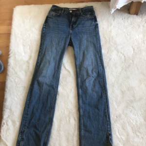 Blåa jeans - Coola byxor med lite utsväng som passar med alla tröjor och alla tillfällen. Kan diskutera med priset❤️🥰