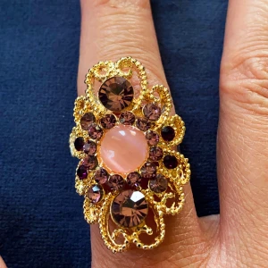 Ring  - Fantastiskt vacker ring med lila stenar   