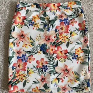 Blommig kjol💐 - • Vit kjol med blommigt mönster  • Superstretchig  • Frakt 15:-