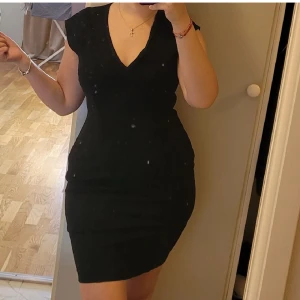 Zara klänning - Elegant klänning från Zara Woman i storlek M. Kan fraktas men köparen står för frakten 💕