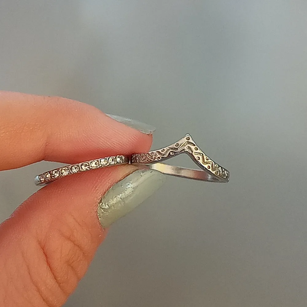 Två fina silver ringar. En har fake diamanter och den andra har en liten topp och fint mönster. Båda för 30kr. Kontakta gärna för fler bilder eller frågor.. Accessoarer.