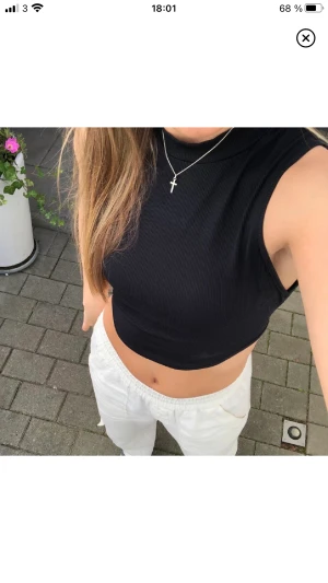 Svart fest topp - Superfin svart topp med öppen rygg från Zara, PERFEKTA fest toppen och vardagstopp, st S, skick 8/10.