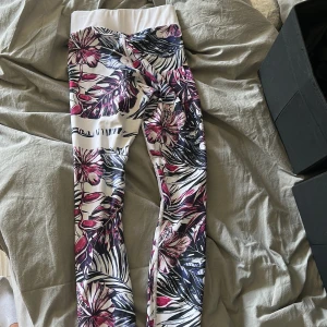 Stronger byxor  - Säljer ett var stronger byxor! Som är som nya förutom att sonen nere vid foten har gått upp så det är ett hål! Men har man tid är det ju änkelt att laga!