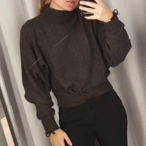 Stickad tröja - Mörkbrun stickad tröja från Bikbok som inte längre kommer till användning 🤎 storlek xs/s