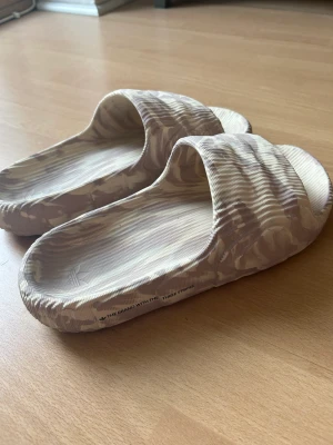 Adidas adilette 22 - Beige färgade i nytt skick