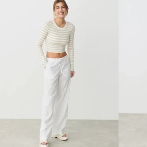 Linnebyxor  - Säljer mina jättefina linnebyxor i storleken S tyvärr då det är fel storlek, använd 1 gång och inga defekter alls. Kan mötas upp i stockholm 💕💕