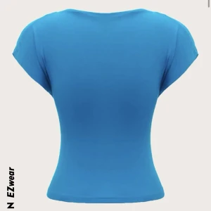 Topp - Blå topp öppen rygg från shein. Knappt använd o inga defekter. Storlek xs men passar även s. Köparen står för frakten!