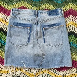 Jeans kjol (100% bomull) från H&M med tow-tone denim på baksidan 
