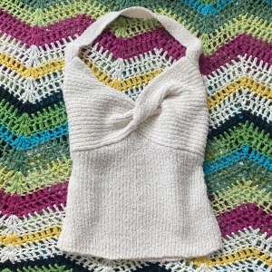 Top - Stickad halterneck top. Väldigt mjuk ock bekväm.