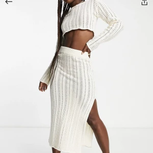 Virkat set - Helt oanvändt kjol och topp set i virkat. Kan tänka mig att sälja separat vis om det önskas, fråga då om pris för den delen. Nypris för båda delarna 970, mitt pris för båda 500Kr