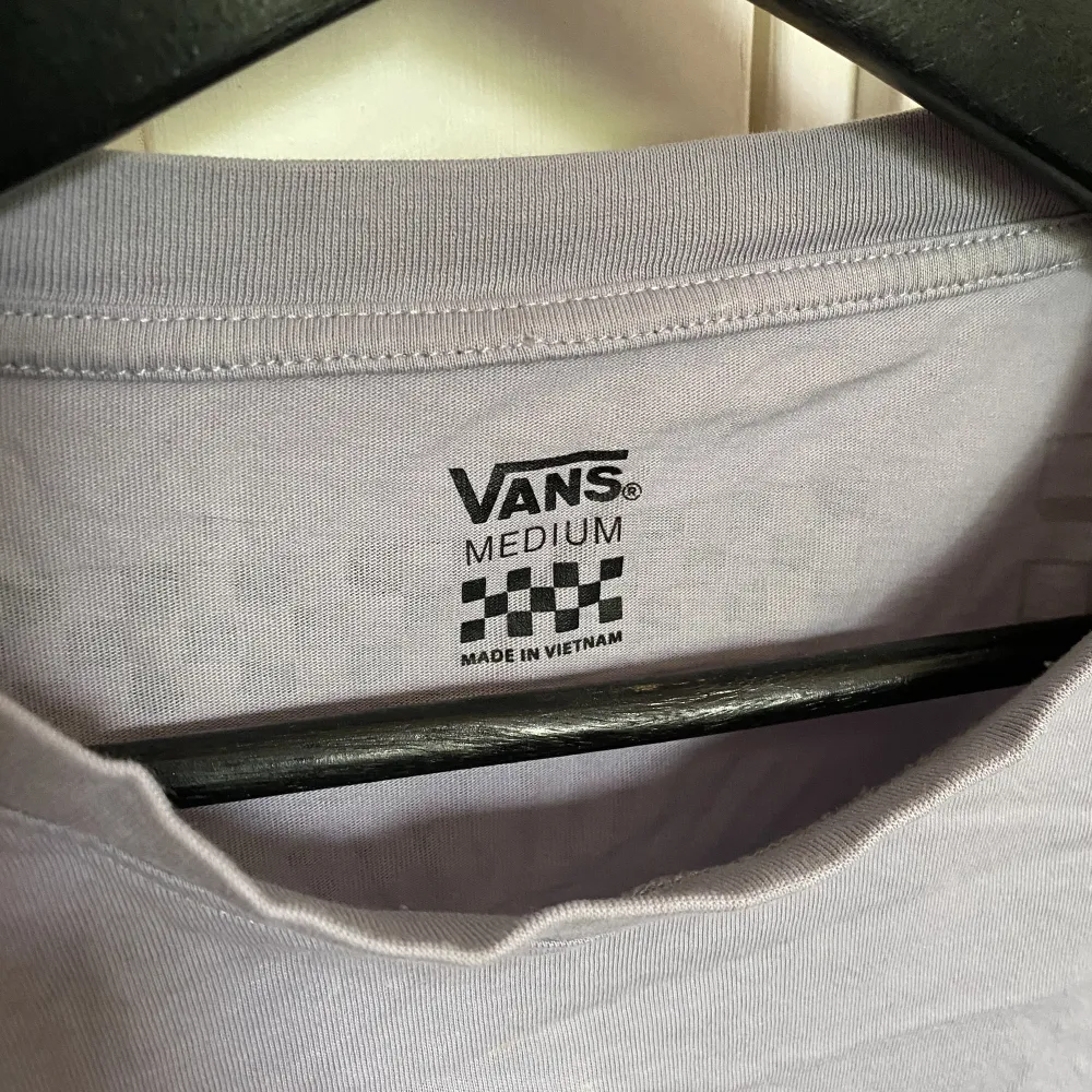 Croppad långärmad tröja från Vans, sparsamt använd. Tröjor & Koftor.