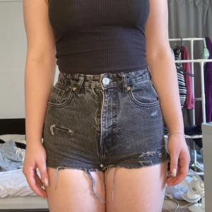 Zara shorts - Har klippt dessa själva utav ett par zara jeans, väldigt lika dom zara shortsen som är väldigt populära nu (finare tycker jag). De är tyvärr alldelesför små för mig😪