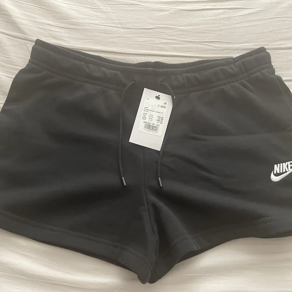 Helt nya/ oanvända svarta Nike shorts, storlek M. Shorts.