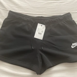 Nike Shorts  - Helt nya/ oanvända svarta Nike shorts, storlek M