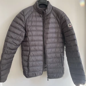 JOTT (just over the top) storlek S - Även denna i väldigt gott skick! Har använts väldigt sparsamt och är en perfekt jacka för kyligare sommarkvällar/hösten. En riktigt fin jacka vars färg går att styla med det allra mesta!  Nypris 1800kr