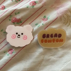 Pins 🤍 - Jätte söta pins, björnen kostar 20 kr och brödet 15 eller båda för 30 🤍 några repor på men syns inte så mycket. (Kan fås gratis om du köper ryggsäcken!!)