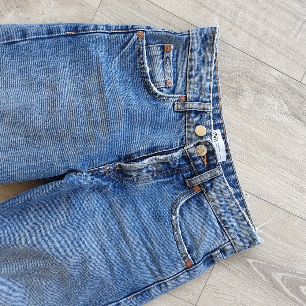 Säljer dessa jättesnygga zara jeansen! Lite mlrkare blå med hål på ena knät, det sitter en exktra knapp som man kan ta bort på bilderna!😁 OBS! Tryck inte på köp nu, skriv till mig vid intresse😇💕. Jeans & Byxor.