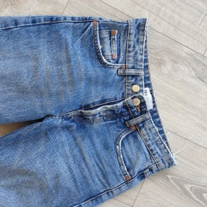 Zara jeans  - Säljer dessa jättesnygga zara jeansen! Lite mlrkare blå med hål på ena knät, det sitter en exktra knapp som man kan ta bort på bilderna!😁 OBS! Tryck inte på köp nu, skriv till mig vid intresse😇💕