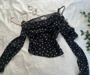 NA-KD one shoulder  - Superfin prickig one shoulder top från Linn Ahlborg X NA-KD. Volanger och justerbart band! Frakt tillkommer 💕