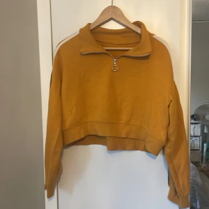 Tröja - Fin tröja från H&M. Har klippt bort lappen bak men skulle gissa på att storleken är S 