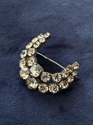 Vintage brosch måne - En vacker halvmånebrosch med gnistrande rhinestones   Vintage 