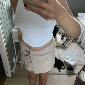 Kjol - Säljer denna fina kjol i mockaimitation❤️frakt ingår i priset