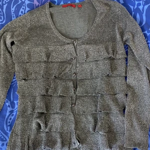 Glittertopp  - Säljer denna glittervolangtopp/ kofta!! 💗