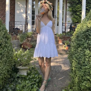 Zara Klänning  - (PRISLAPP KVAR) Superfin klänning från zara, hade så velat ha den men den passar tyvärr ej. Prislapp kvar! Dvs den är aldrig använd och är ny. Storlek xs och original pris var 399kr, slutsåld i alla storlekar, pris kan diskuteras 