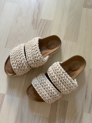 Sandaler - Säljer ett par helt nya sandaler. Köpta förra året men som inte kommer till användning. Navända ca 1 gång och de är som nya. 