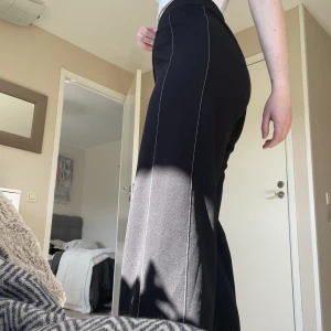 Svarta kostymbyxor  - Byxorna är i nyskick! Dem är lite stora i storleken, lite större än S! 