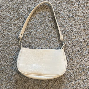 väska - en beige baguetteväska från gina tricot💓nypris 299kr