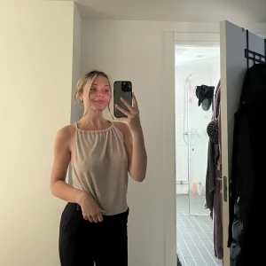 Topp från Nelly storlek M - Beige topp från Nelly i storlek M jättefin 