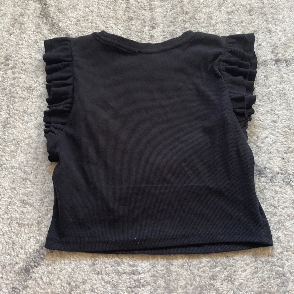 En jätte fin svart volang tröja från zara🤘🏼💘, passar till allt💕. T-shirts.