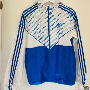 Cool blå och vit Adidas jacka med många detaljer, märkt stl S men passar även mindre M. Mycket bra skick, se bilder