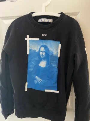 OFF-White Mona Lisa Crewneck - Säljer min off white crewneck med Mona Lisa motivet. Nypris är ca 6000kr och den är köpt på ABCD i Göteborg. Den har mest hängt i min garderob o inte kommit till så mycket användning. 8/10 i cond. Inga slitningar eller hål alls o inga sprickor i trycket.