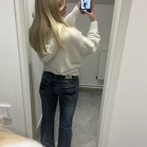 Lågmidjade jeans  - Säljer dessa jätte fina jeans från river island!💕 säljer på grund utav att de är för korta på mig (är 172). Inga defekter! Skriv för fler bilder eller frågor!💓 