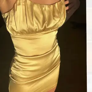 Figursydd oanvänd klänning i guldig färg från missguided. Prislappen sitter kvar!⚡️⚡️