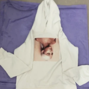Sweetner Tracklist Hoodie💞💍 - Ariana Grande Sweetner Tracklist Hoodie💞💍 Sick: Använt några gånger Priset kan diskuteras!💞💬